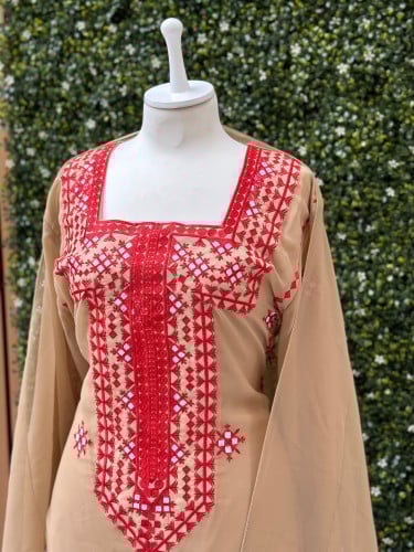 مخور شيفون مع تطريز على الصدر والأكمام