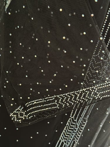 بشت او وشاح تل مرصعة بالكرستالات