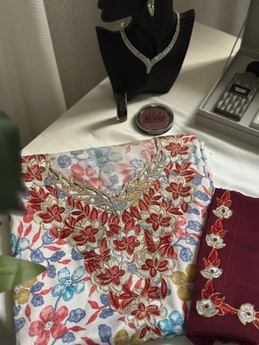 مخور حرير مخرم مع طرحة مطرزة