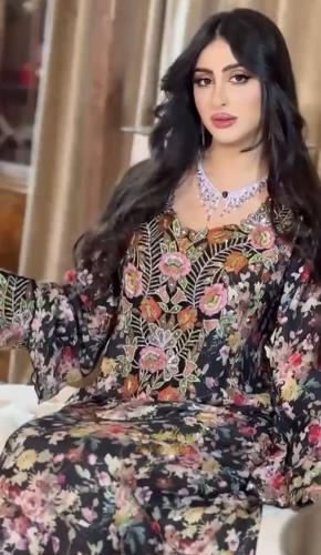 قماش-مخور حرير مع تطريز على الصدر والأكمام تلي بحر...