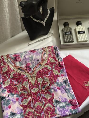 مخور حرير مخرم مع طرحة مطرزة