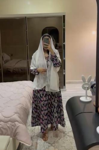 مخور حرير مع طرحة بيضاء كرستال