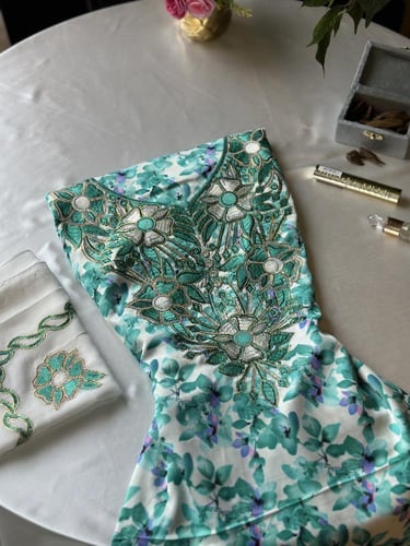 مخور حرير مخرم مع طرحة مطرزة