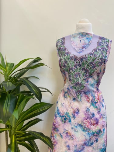 مخور مرصع بالكرستالات على كاملة القطعة