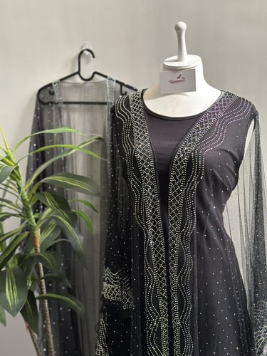 بشت او وشاح تل مرصعة بالكرستالات