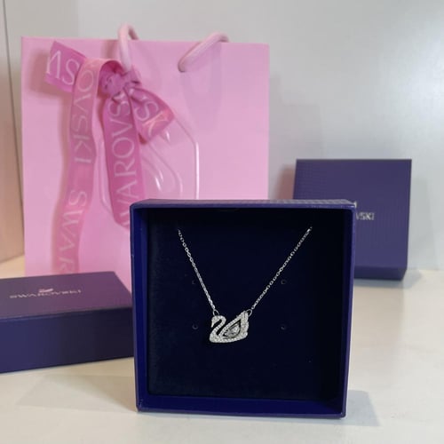 عقد swan راقصة