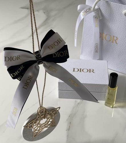تعليقة ديور مع العطر