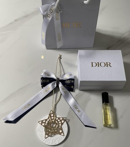 تعليقة ديور مع العطر