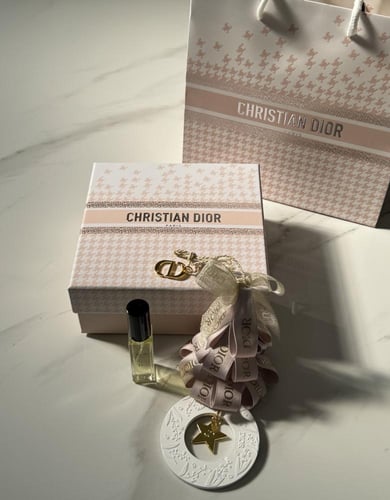 تعليقة ديور مع العطر