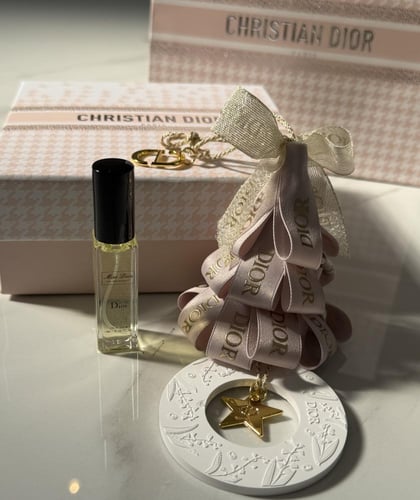 تعليقة ديور مع العطر