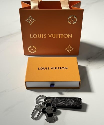 ميدالية مفاتيح lv