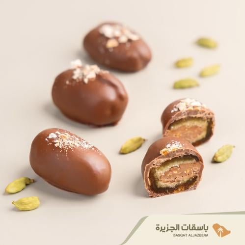تمر مغطس بالشكولاتة سبيكولوس مع الهيل