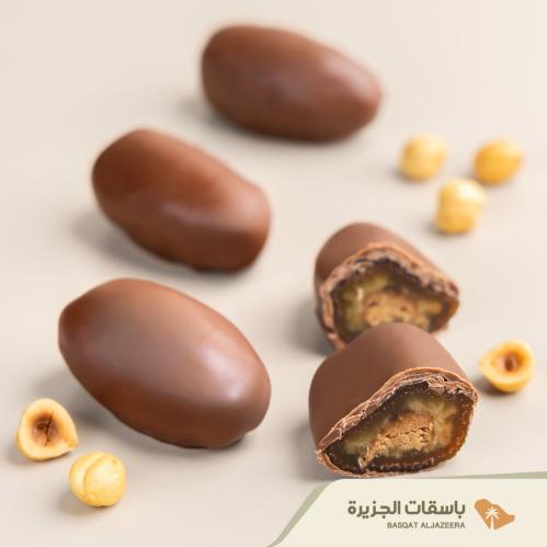 تمر مغطس بالشكولاتة بالكريمة والبندق