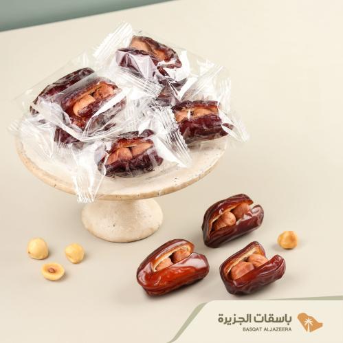 تمر خضري جامبو بالبندق مغلف