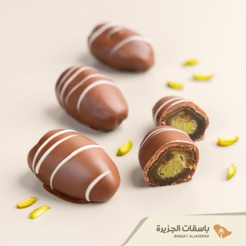 تمر مغطس بالشكولاتة بالكريمة والفستق الحلبي