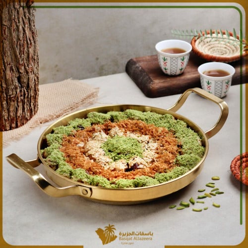 بادية تقديم تمر فاخر مع المكسرات