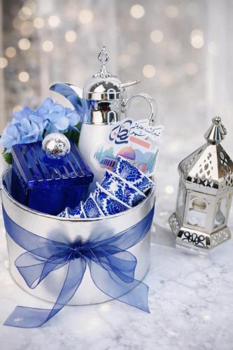 توزيعات رمضان راقية بألوان فضية وأجواء احتفالية