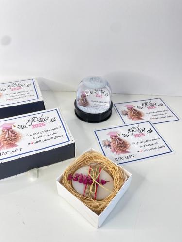 بلور خرج أنيقة بتصميم 2025، بداخلها قبعة تخرج وزين...