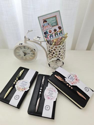 توزيعات يوم المعلم: دفاتر أنيقة مع أقلام فاخرة لتق...