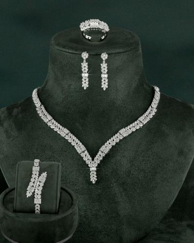 طقم اكسسوار فضي للنساء مزين بقصوص الزركون