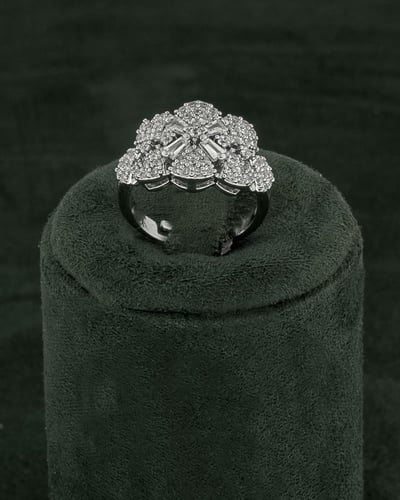 طقم نسائي فاخر تصميم متألق بالزركون الأبيض