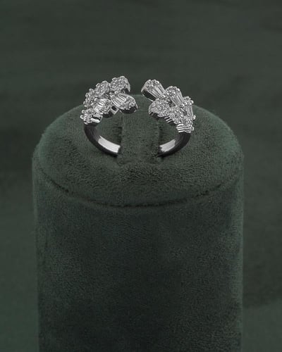 طقم زركون فضي بتصميم جذاب مكون من اسوارة وخاتم