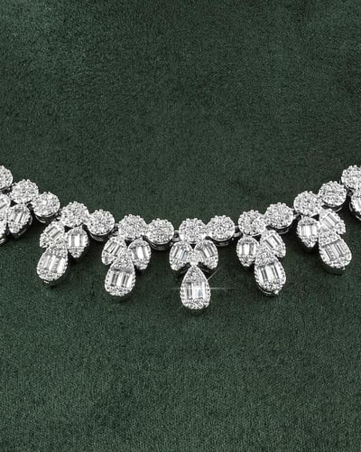 طقم زركون فاخر مزدان بلمعة الألماس للمناسبات