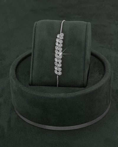 طقم فضي بتصميم ألماس ملقح بالزركون الأبيض