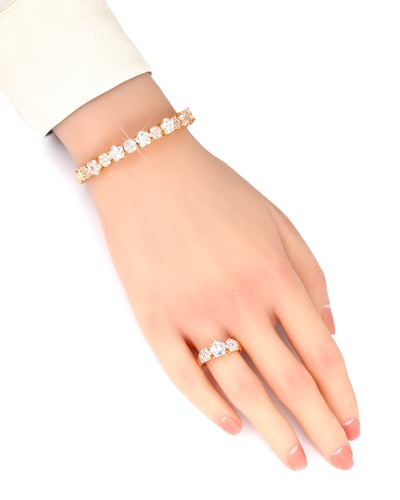 طقم نسائي من اسوارة وخاتم زركون تصميم ذهبي