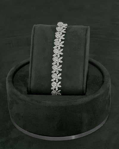 طقم زركون للنساء محلى بفصوص الزركون