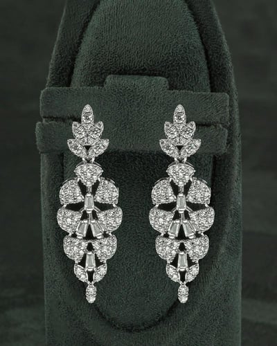 طقم نسائي فاخر تصميم متألق بالزركون الأبيض