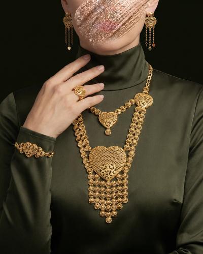 طقم اكسسوار بديل الذهب بتصميم قلوب الحب المزخرفة