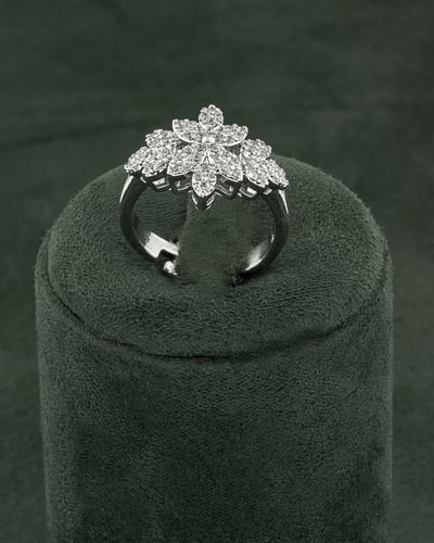 طقم نسائي فضي مزين بفصوص الزركون الأبيض