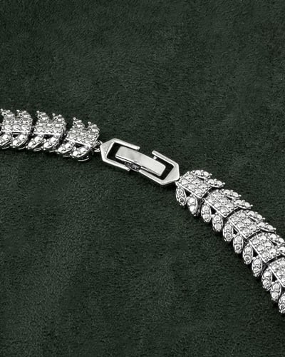 طقم فضي تصميم عصري بلمعة الألماس