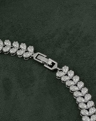 طقم مجوهرات فضية تصميم مميز مزين بفصوص الزركون