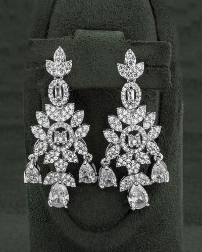 حلق زركون فاخر مزين بالزركون تصميم فضي