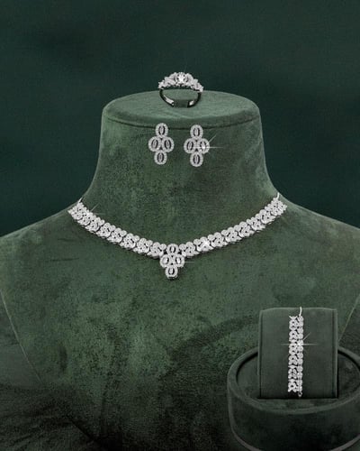 طقم اكسسوارات نسائي يزدان بلمعة الألماس