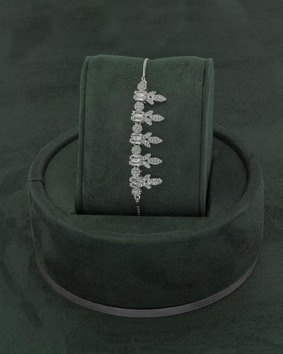 طقم مجوهرات فضي بتصميم فاخر