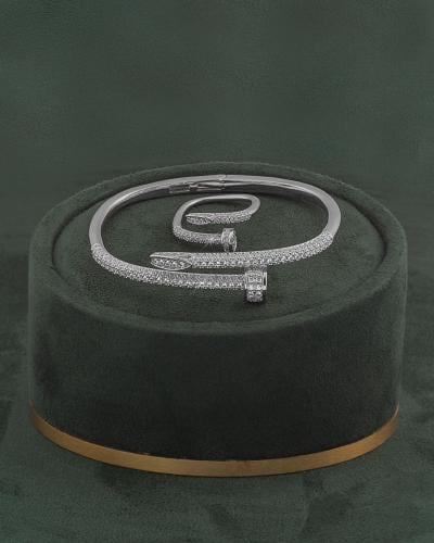 طقم فضي مستوحى من تصميم المسمار مكون من اسوارة وخا...