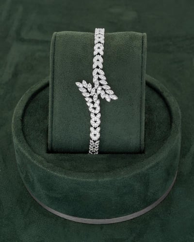 طقم مجوهرات نسائية فضي مرصع بالزركون