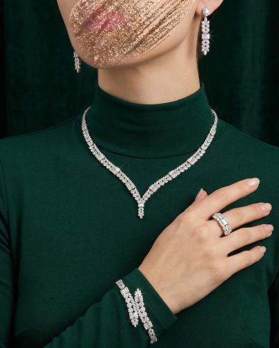 طقم اكسسوار فضي للنساء مزين بقصوص الزركون