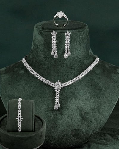 طقم مجوهرات نسائية فاخر مزين بالزركون