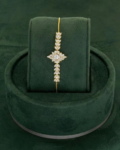 طقم شوكر نسائي تصميم ذهبي مرصع بالزركون