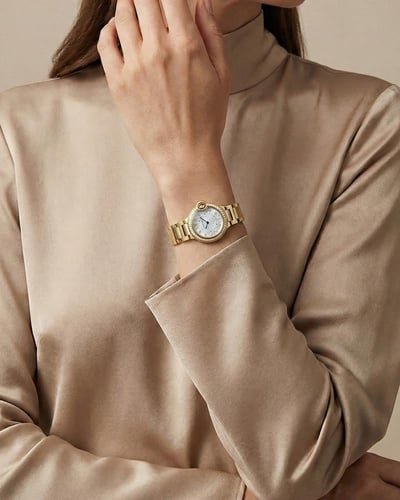 ساعة ذهبية بعقارب زرقاء تصميم عصري للنساء الراقيات