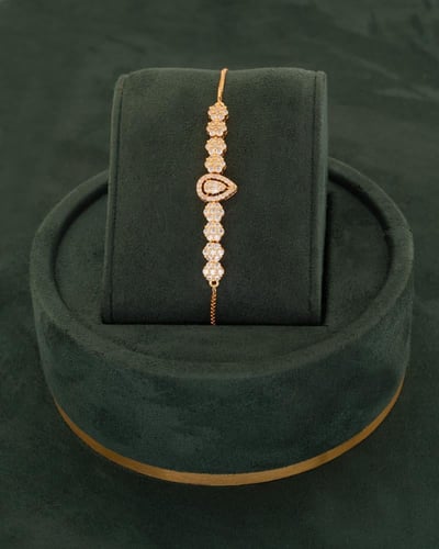 بكج الاهداء الفاخر من خاتون® طقم مع ساعة تصميم ذهب...