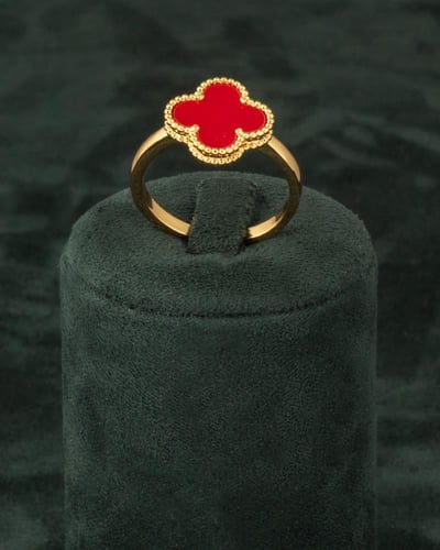 طقم مجوهرات بديل الذهب مزين بالورد الاحمر