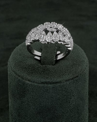 طقم خطوبة زركون فضي أنيق بلمعة الألماس