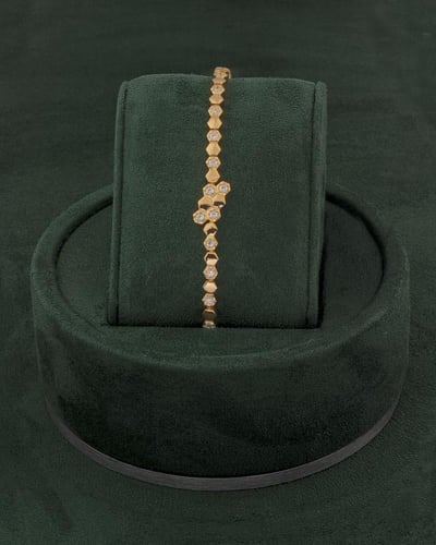 طقم مجوهرات ذهبي راقٍ بحبات زركون