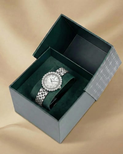 ساعة فضية من خاتون® تصميم كلاسيكي بإطار ماسي