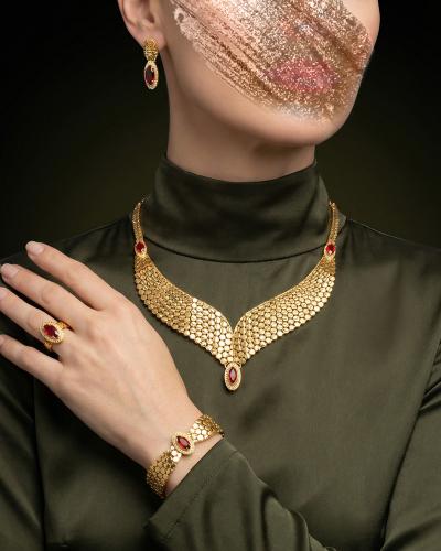 طقم فاخر بلمعة الذهب بتصميم جناحي الصقر رمز القوة...